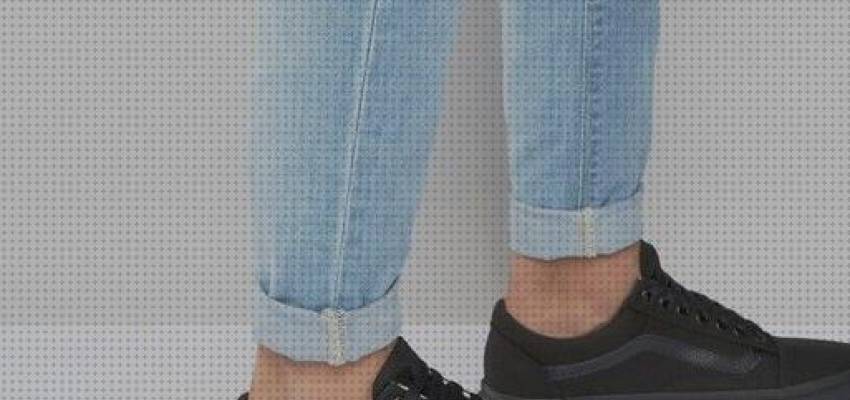 vans negras puestas